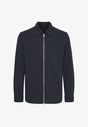 Námořnická zipová bunda vyrobená z texturované tkaniny; má široký límec, boční kapsy a stříbrný zip podél přední části.
