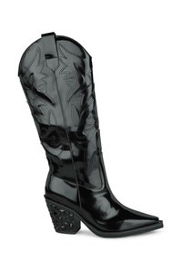 Czarne lakierowane kowbojskie buty z wysmukłym noskiem, skomplikowanym haftem oraz wyjątkowym ozdobnym obcasem. Gładka faktura, wysoka cholewka.