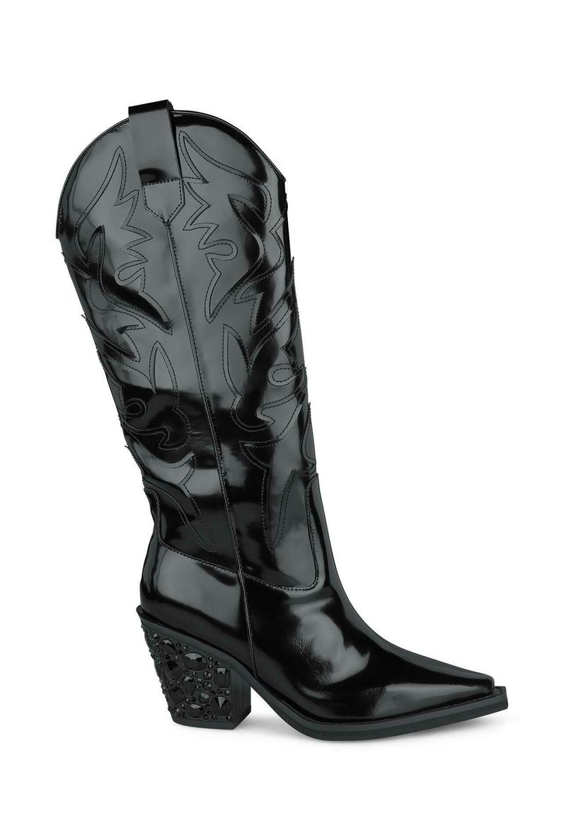 Czarne lakierowane kowbojskie buty z wysmukłym noskiem, skomplikowanym haftem oraz wyjątkowym ozdobnym obcasem. Gładka faktura, wysoka cholewka.