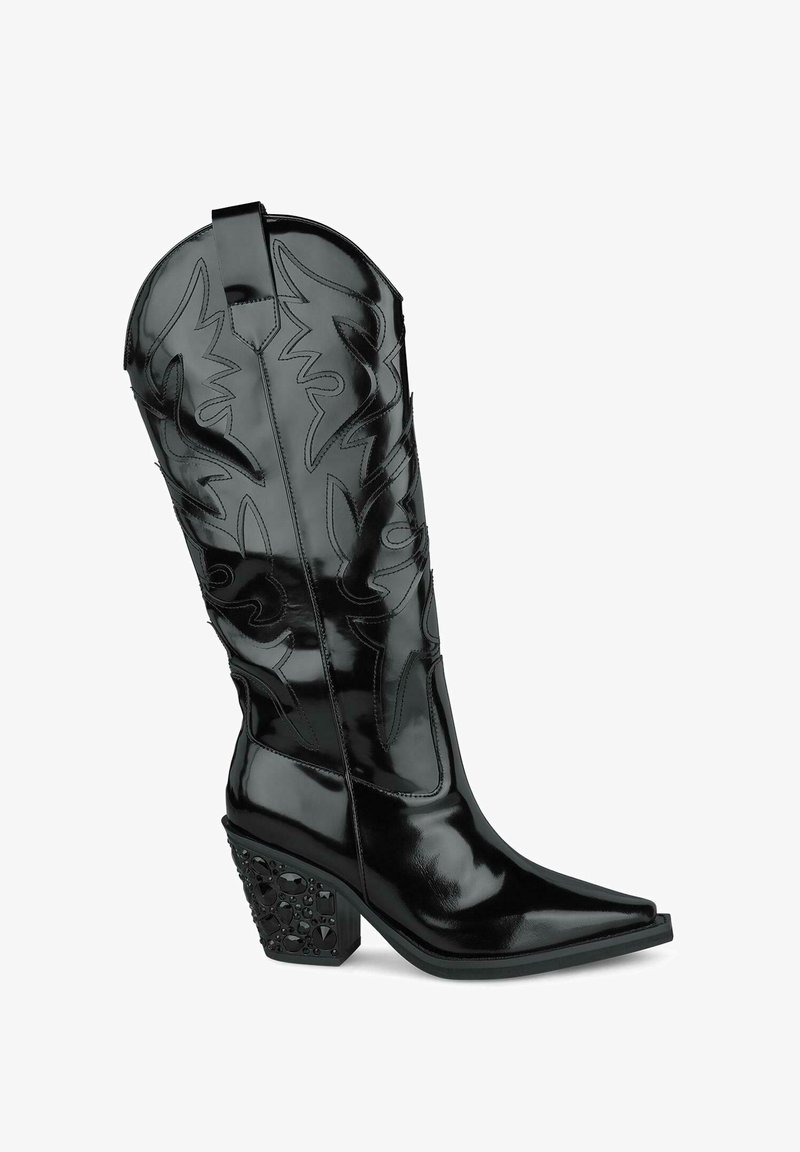 Czarne lakierowane kowbojskie buty z wysmukłym noskiem, skomplikowanym haftem oraz wyjątkowym ozdobnym obcasem. Gładka faktura, wysoka cholewka.