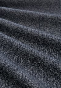 Marineblauer Denimstoff mit strukturierter Oberfläche, gekennzeichnet durch sichtbare Webmuster und subtile Farbnuancen.