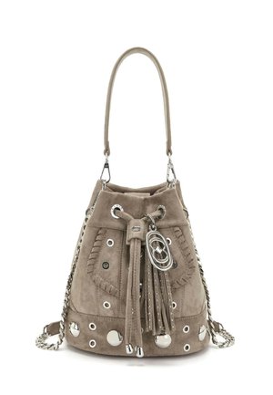 Borsa secchiello in pelle scamosciata color taupe con ferrature argentate, dettagli con frange, chiusura con coulisse e tracolla a catena, caratterizzata da borchie e accenti circolari.