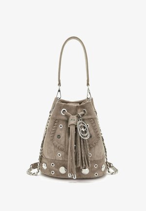 Borsa secchiello in pelle scamosciata color taupe con ferrature argentate, dettagli con frange, chiusura con coulisse e tracolla a catena, caratterizzata da borchie e accenti circolari.