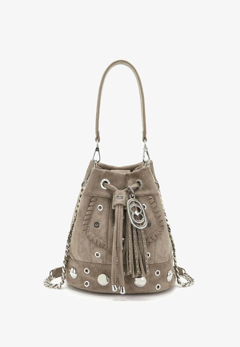 Borsa secchiello in pelle scamosciata color taupe con ferrature argentate, dettagli con frange, chiusura con coulisse e tracolla a catena, caratterizzata da borchie e accenti circolari.