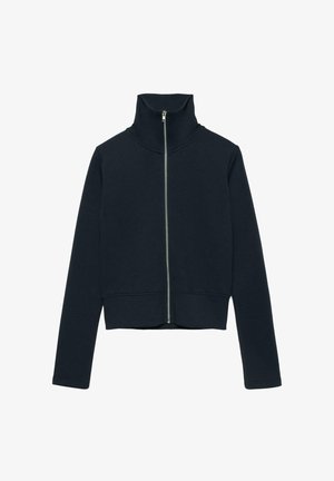 Tmavomodrá bunda na zips s vysokým golierom, vyrobená z hladkej látky. Má dlhé rukávy a krátky strih s strieborným zipsom.