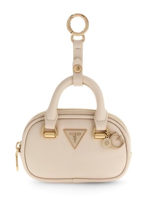 Petit sac à main en cuir beige avec double anses, ferrures dorées, fermeture éclair, logo Guess avec breloques et porte-clés attachés.