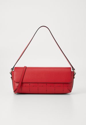 Punane nahast käekott, millel on lame disain, millel on perforatsiooniga tekstuur ja reguleeritav õlarihm. Sile viimistlus ja minimaalne riistvara detailide kasutus.