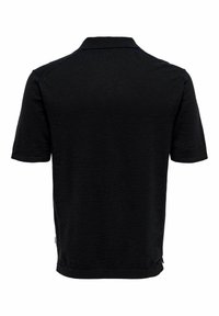 Sort poloshirt med korte ærmer og klassisk krave, lavet af tekstureret stof. Lige kant med sideåbninger og minimal detaljer.