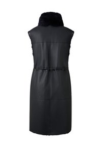 Czarna skórzana kamizelka bez rękawów z wysokim kołnierzem z sztucznego futra, o gładkiej teksturze i fasonie z paskiem w talii.