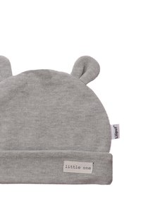 Grau gestrickte Beanie mit umgeschlagenem Saum, ausgestattet mit zwei kleinen Ohrenakzenten oben und einem Label mit der Aufschrift "little one", aus weichem Stoff.
