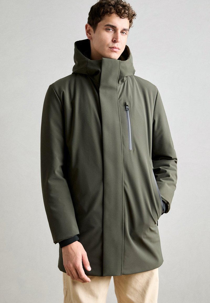 Olijfgroen waterdichte jas met een hoge kraag, zijzakken en een met rits sluitende borstzak. Glad materiaal en minimalistisch ontwerp.