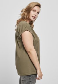 Urban Classics EXTENDED SHOULDER TEE - Pamata T-krekls - olive