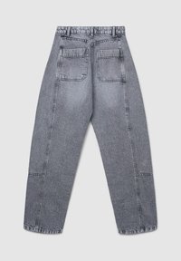 Hoch geschnittene graue Jeans aus Denim mit zwei Gesäßtaschen, sichtbaren Nähten und einem leicht schmal zulaufenden Schnitt, flach auf einem einfarbigen Hintergrund ausgelegt.