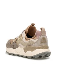 Beige und graue Sneaker aus Wildleder und Leder; mit einer strukturierten Außensohle, dekorativen Ausschnitten und einem gepolsterten Kragen.