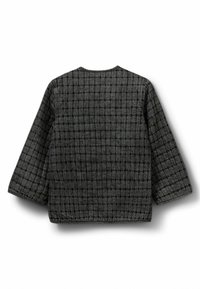 Prenda exterior texturada en gris con un patrón de cuadrícula. Presenta mangas anchas y un escote redondo. La tela parece suave y tejida.