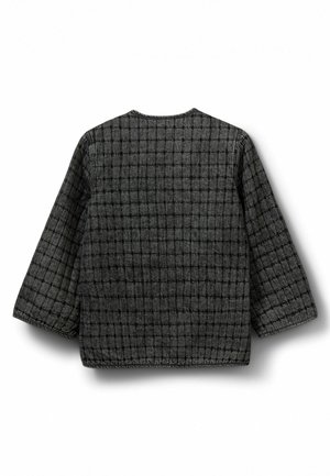 Paviršiaus tekstūra turinti pilka išorė su tinklo raštu. Platus rankoves ir apvalų iškirpimą. Audinys atrodo minkštas ir audinys.