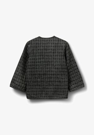 Giacca grigia con texture e motivo a griglia. Presenta maniche ampie e un collo rotondo. Il tessuto appare morbido e tessuto.