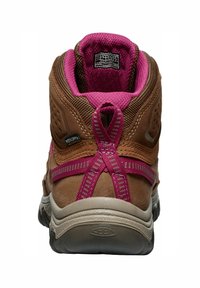 Braune Lederwanderstiefel mit pinkem Mesh-Futter und Schnürsenkeln, ausgestattet mit einem gepolsterten Kragen, strukturierten Akzenten und einer grauen Gummisohle.