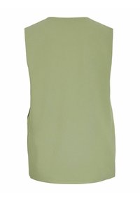 Top sin mangas de tejido verde claro, con un diseño simple, cuello redondeado y bolsillos laterales, textura suave.