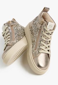 Goldene metallische High-Top-Sneaker mit Paillettenakzenten, runder Zehenpartie, beigen Schnürsenkeln, seitlichem Reißverschluss und strukturiertem Gummisohle.