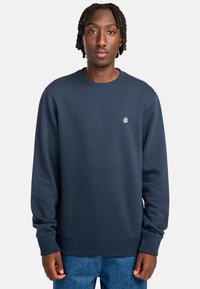 Felpa blu navy in misto cotone, presenta un collo e polsini a costine, con un piccolo logo sul petto. Design dal taglio casual.