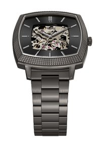 Montre carrée noire avec une lunette texturée, cadran squelette transparent révélant les mécanismes intérieurs, et un bracelet en métal brossé.