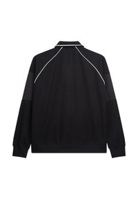 Svart idrottsjacka med krage, prydd med kontrasterande vit piping längs axlarna och ärmarna, tillverkad av ett slätt och texturerat material.