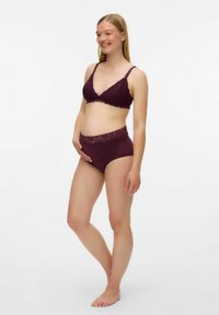 Vīnogu krāsas mežģīņu bralete ar trīsstūra formu un regulējamām siksnām, kopā ar augsta vidukļa biksītēm ar mežģīņu apdari viduklī.