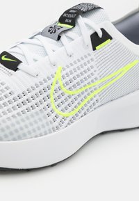Nike Performance INTERACT RUN - Trail running shoes - white/volt/wolf grey/black