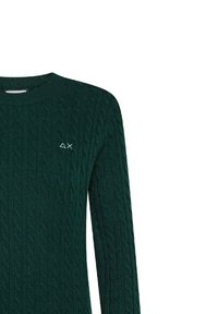 Maglione a maniche lunghe in maglia cable verde scuro con colletto tondo e piccolo logo geometrico bianco ricamato sul lato sinistro del petto.