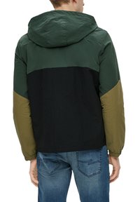 Een hooded jacket met een kleurblokontwerp in donker groen, zwart en olijf, van een textuurstof en met elastische manchetten.