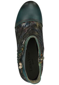 Wielokolorowe skórzane botki na kostkę o ciemnej, teksturowanej cholewce, zielonych akcentach, dekoracyjnym kwiatowym hardware oraz kontrastowym przeszyciu.