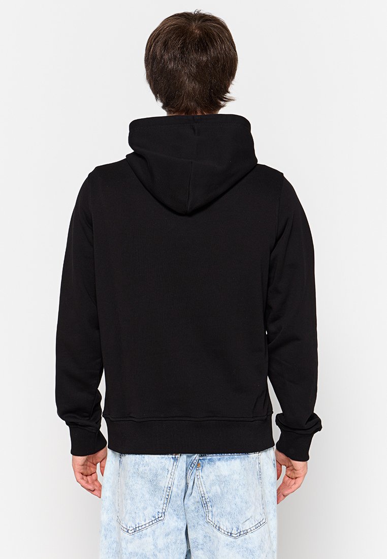 Sweat à capuche noir en tissu doux, doté d'une capuche généreuse, de poignets et d'un ourlet côtelés, avec un design simple et sans ornement.