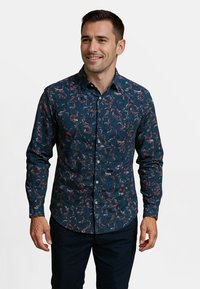 Marineblauwe button-up shirt met een bloemmotief in rood en wit, voorzien van een klassieke kraag en lange mouwen, gemaakt van gestructureerde stof.