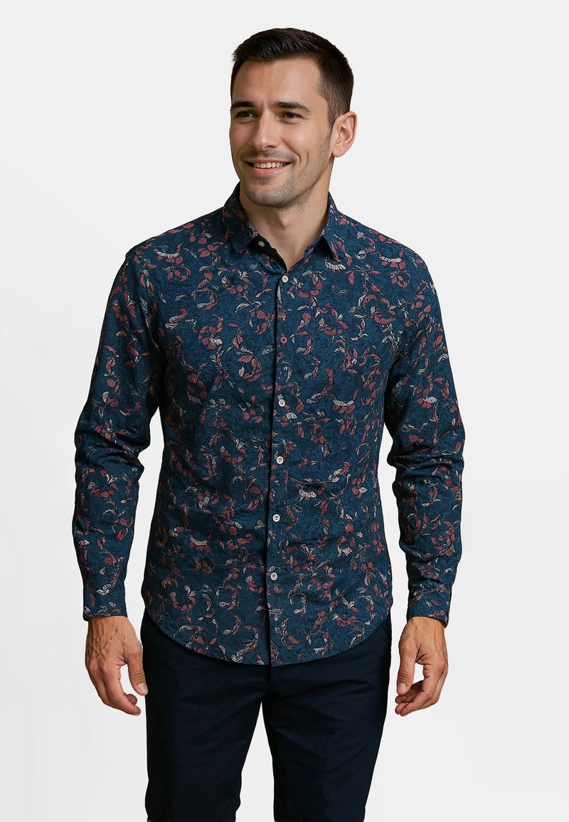 Marineblauwe button-up shirt met een bloemmotief in rood en wit, voorzien van een klassieke kraag en lange mouwen, gemaakt van gestructureerde stof.