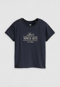 Camiseta de Manga Corta Azul Marino hecha de algodón suave con cuello redondo. Presenta un texto impreso en blanco que dice "Levi's Desde 1873 El Original."