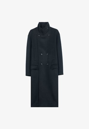 Doppelreihiger, langer schwarzer Mantel mit hohem Kragen, gefertigt aus dickem Stoff, mit zwei Vordertaschen und großen Knöpfen.