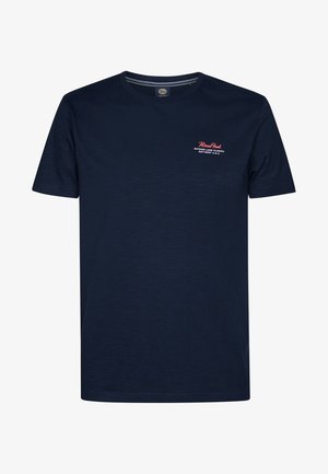 Camiseta de algodón de color azul marino con mangas cortas, que presenta un pequeño logo bordado en rojo y blanco en la parte izquierda del pecho.