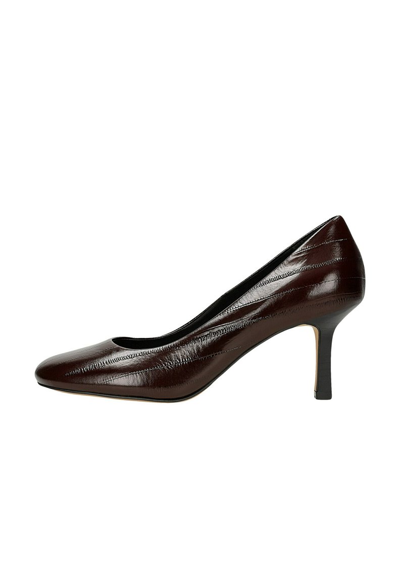 Décolleté in patent leather marrone con punta affilata, linee verticali sottili e tacco a stiletto sottile.
