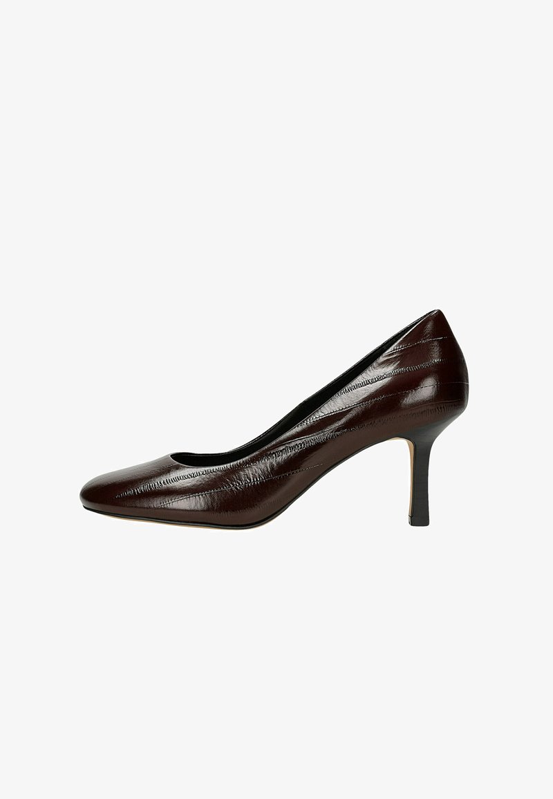Décolleté in patent leather marrone con punta affilata, linee verticali sottili e tacco a stiletto sottile.