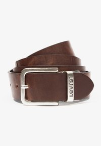 Brązowy skórzany pasek z prostokątną, srebrną klamrą. Posiada widoczne przeszycia i pętlę oznaczoną "Levi’s". Gładka tekstura, solidna konstrukcja.