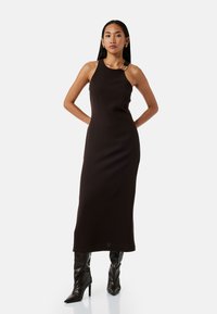 Musta ilmanhiha maxi-mekko, jossa on hyvin istuva muotoilu, sileä pinta ja erottuva varusteakseli olkapäässä.