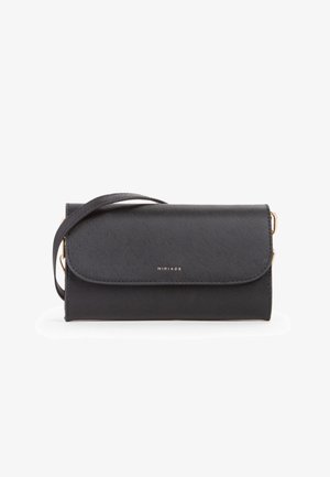 Schwarze rechteckige Umhängetasche aus strukturiertem synthetischem Material, mit einem Klappenverschluss und goldfarbenen Akzenten. Verstellbarer Schulterriemen ist enthalten.