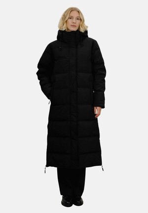 Lang svart dunjakke med høy hals, frontlommer og justerbar hette. Den har et quiltet design og er laget av et strukturert stoff.