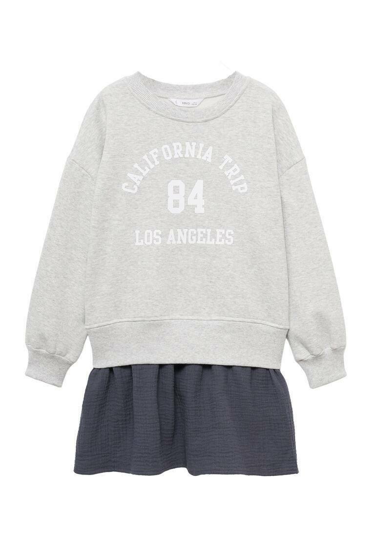 Hellgrauer Pullover mit weißem Text "CALIFORNIA TRIP 84 LOS ANGELES", kombiniert mit einem dunkelgrauen, strukturierten, geschichteten Rock.