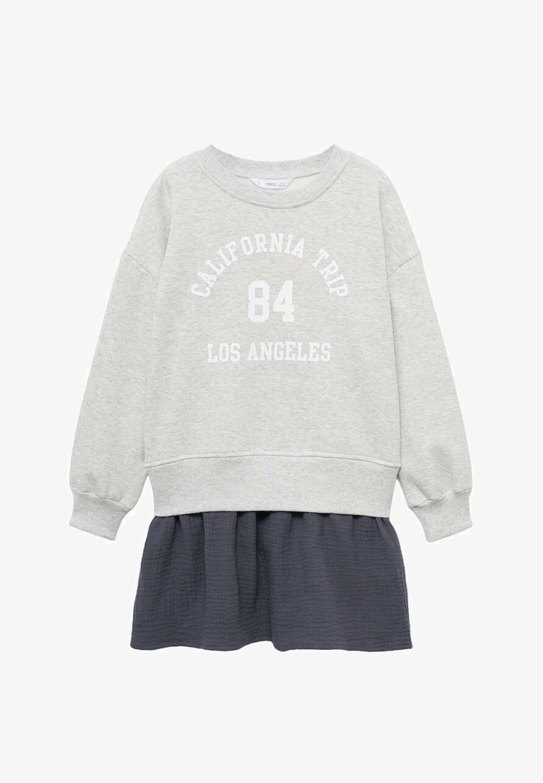 Felpa grigia chiara con testo bianco "CALIFORNIA TRIP 84 LOS ANGELES," abbinata a una gonna stratificata di un grigio scuro e texture.