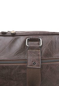 Bolso de cuero marrón con superficie texturizada, cierre de cremallera y un agarradero resistente con herrajes de metal y costuras en contraste.