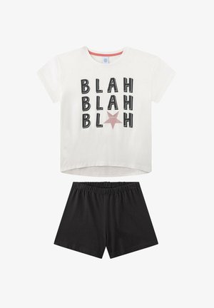 Weißes Baumwoll-T-Shirt mit aufgedrucktem schwarzem Text "BLAH" und einem roten Stern, kombiniert mit schwarzen Baumwoll-Shorts mit elastischem Bund.
