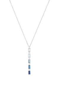 Collana con pendente in argento che presenta sei pietre rettangolari in tonalità gradienti di blu, montate verticalmente su una delicata catena d'argento.