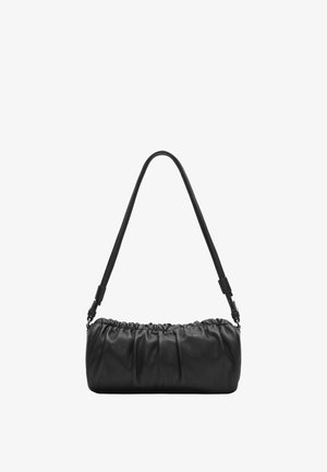Czarna skórzana torba na ramię z marszczeniami oraz długim regulowanym paskiem, przedstawiona na białym tle.